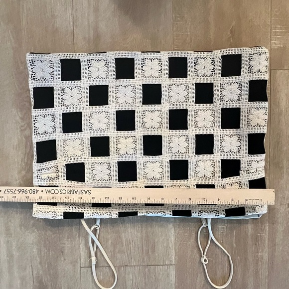 Black and Cream Crochet Square Pattern Top, sz M, adjustable straps, perfect - Picture 7 of 9